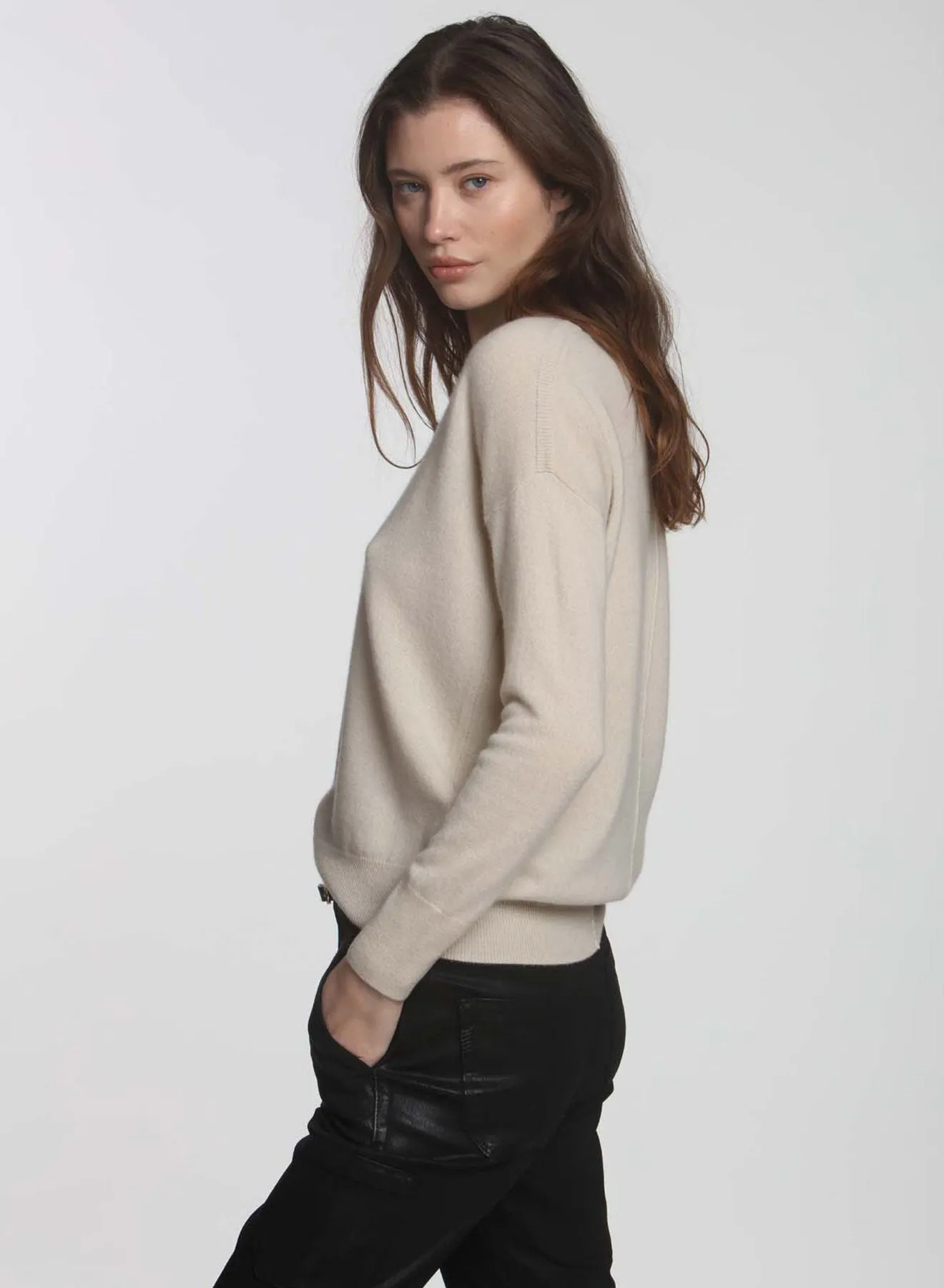 CORE Cashmere BF Vee - Ecru